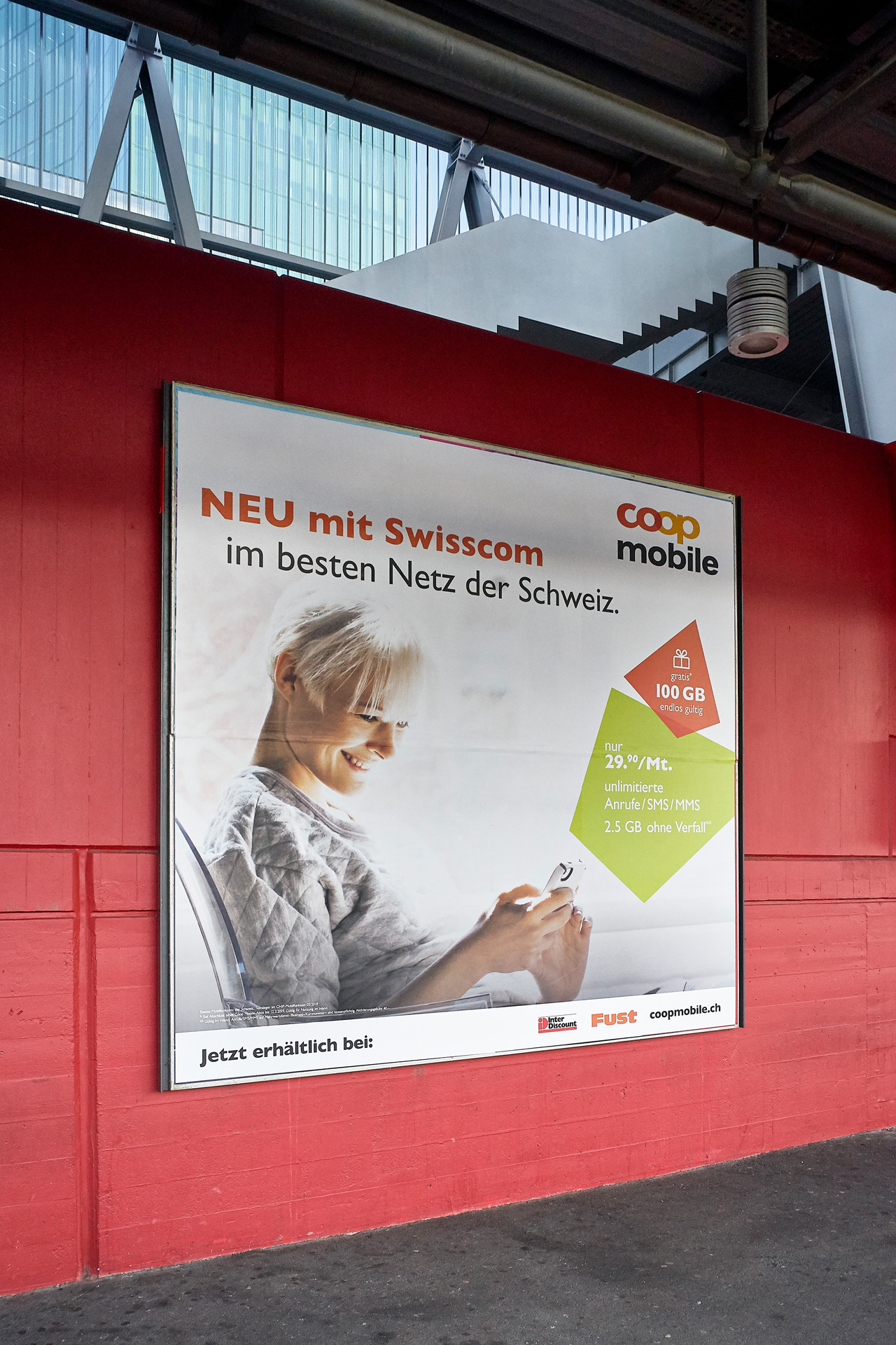 Werbeplakat von Coop Mobile beim Bahnhof Hardbrücke
