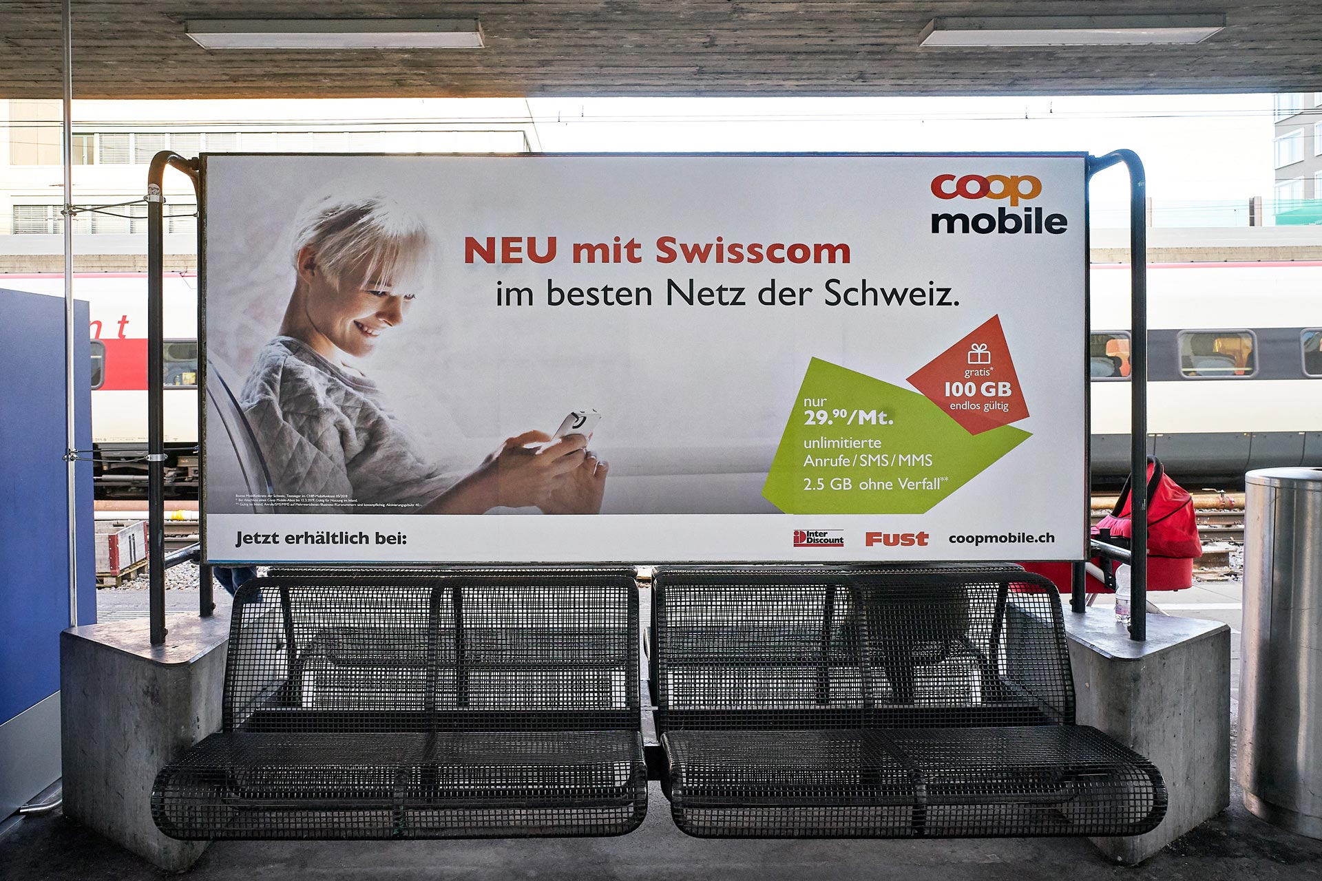 Werbeplakat für Coop Mobile an Bahnhof Bank