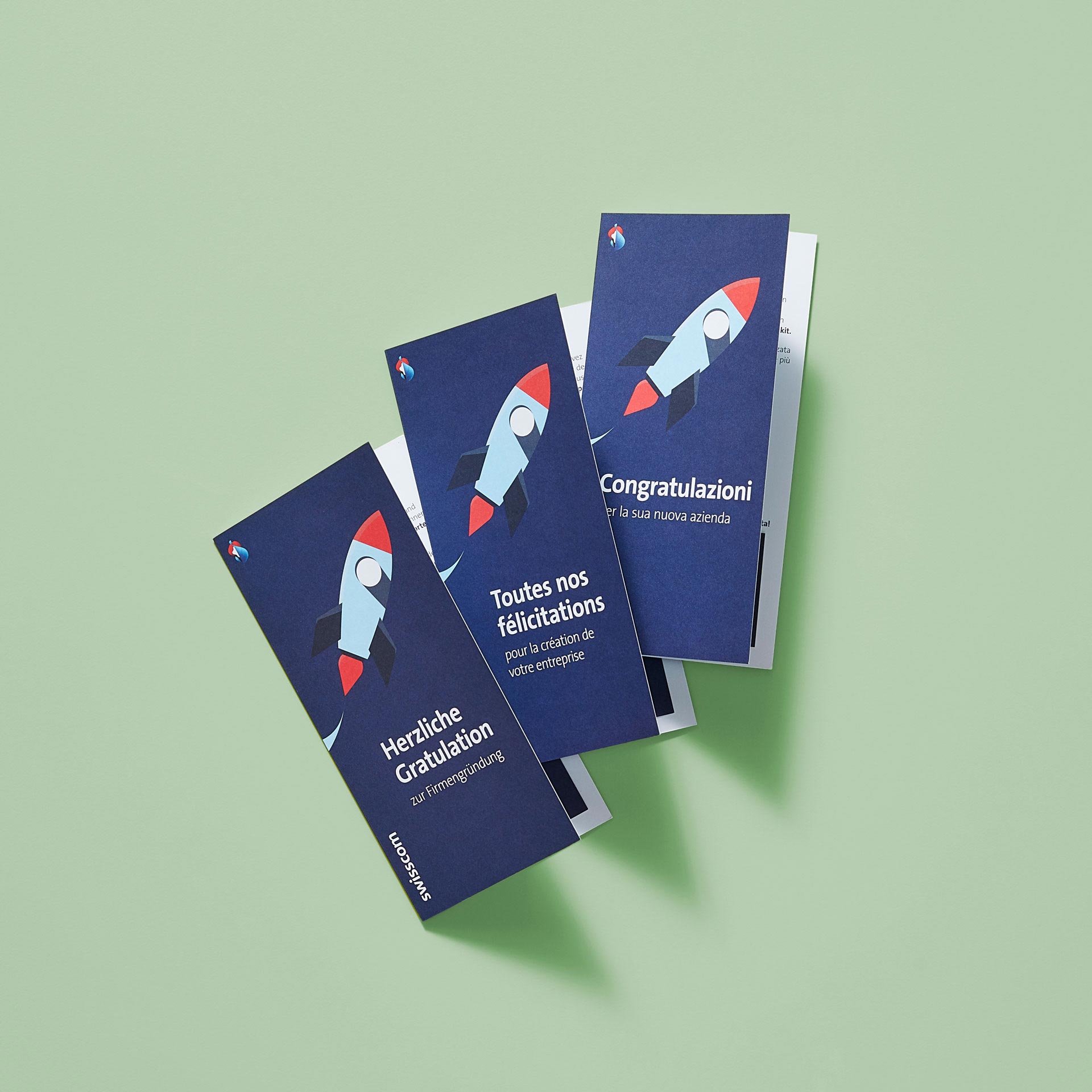 Drei Flyer mit Raketen-Illustration auf Detsch, Französisch und Italienisch